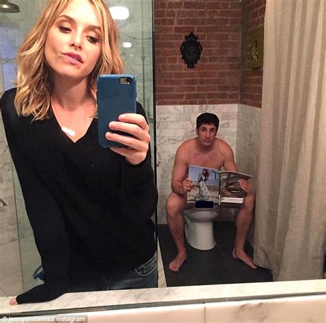 Jason Biggs Wife Jenny Mollen Deletes Bathroom Selfie After
