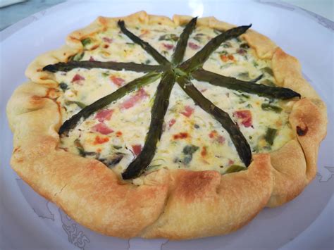 Una torta rustica di patate su base di pasta matta con le patate, prosciutto cotto e formaggio, questo piatto può essere servito come antipasto o per pranzi al iniziate preparando la base della torta salata unendo prima la farina con il rosso dell'uovo e poi aggiungete olio, vino e un pizzico di sale, lavoratelo. Torta salata con asparagi, prosciutto e ricotta ...