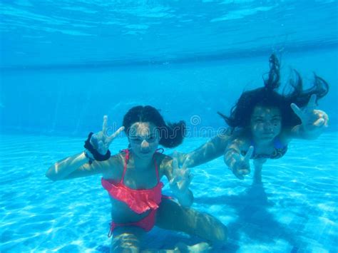 Mädchen Unterwasser Im Pool Stockbild Bild Von Sieg Feiertag 65740481