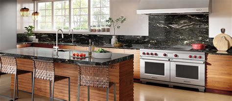 This article will focus on the top two french range makers: Wolf 60" Dual Fuel Range 6 Burner French Top (DF60650F/S/P)