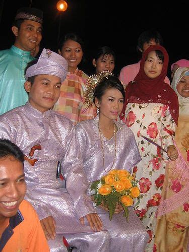 Indian weddings are always elaborate. Malaysia Muslim wedding ceremony - just so interesting ...