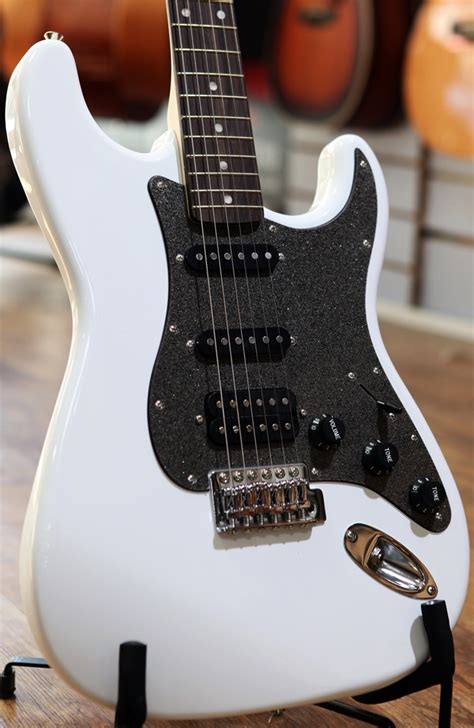 Squier stratocaster hss. Фендер Аффинити. Электрогитара Fender Squier Affinity. Squier Affinity Stratocaster White. Squier Strat Affinity.