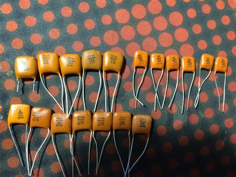 КМ зелёные (Н30) 68n ☆ Скупка конденсаторов КМ в СПб