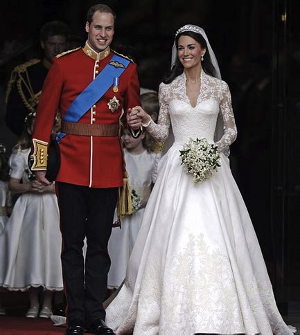 English designer sarah burton, creative director of the luxury fashion house alexander mcqueen, designed the bridal gown worn by catherine middleton at her wedding to prince william on 29 april 2011. LipstickStarsAndKillerHeels: Celebrity Weddings