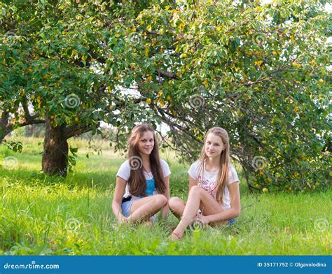 Deux Filles De L Adolescence En Parc Photo Stock Image Du Nature Longtemps