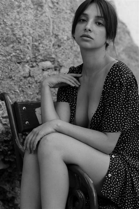 Topless Olivia Linz