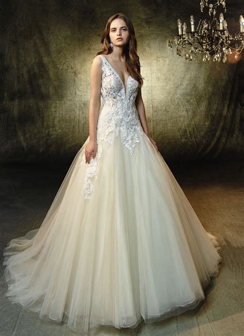 Maybe you would like to learn more about one of these? Cremefarbenes Brautkleid mit Spitze, tiefem V-Ausschnitt ...