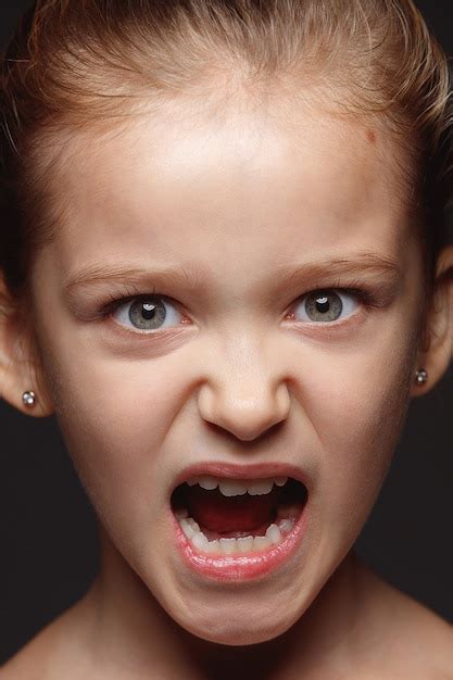 Bouchent Le Portrait De Petite Fille Caucasienne Et émotionnelle Photo