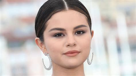 selena gomez s best beauty moments from long brunette waves to choppy short hair cuts vogue
