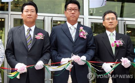 경복고 동창인 현대백화점 정지선 부회장과도 가깝다. 현대百그룹 "공격 앞으로..年 6천억 투자"(종합) | 연합뉴스