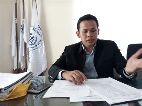 Kriteria pekerja yang menerima gaji umr. Pailit, Buruh Nyonya Meneer Tagih THR dan Gaji : Okezone ...