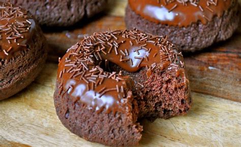 Cara membuat kue semprit tiga bahan. Resep Donat Cokelat Empuk, Asli Enak Banget Bunda! | Resep Jajanan Populer