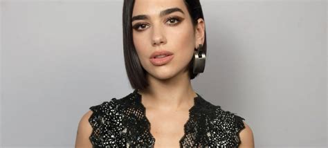The pop star's crocheted swimsuit featured plant designs on the top and a rainbow on the bottoms. Dua Lipa y las razones por las que, haga lo que saque, va ...
