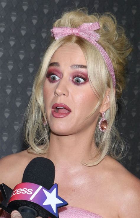 Katy Perrys Face Is A Picture As She Works Red Carpet In Glittery