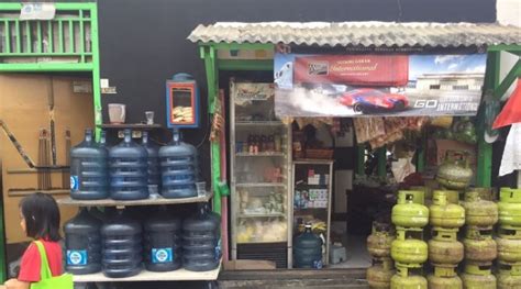 Baik transaksi pembelian dan transaksi penjualan perusahaan dagang. Begini Aktivitas Toko Jono Penjual Aqua Galon Palsu ...