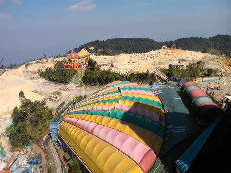 Rwg) /ɡənˈtiːŋ/, originally known as genting highlands resort is an integrated hill resort development comprising hotels, shopping malls, theme parks and casinos, perched on the peak of mount ulu kali at 1. A day at the casino on the hill | KINIBIZ