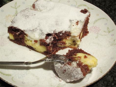 Den warmen pudding auf dem boden verteilen, vollständig mit den butterkeksen bedecken und den kuchen auskühlen lassen. schneller Schoko-Pudding-Kleckskuchen | Rezept | Kuchen ...