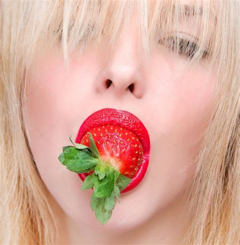 Sexy Woman Eating Strawberry Sensual Red Lips Sexy Red Lips — Stock