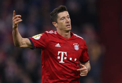 Lewy zwiódł obrońcę i huknął w krótki róg, bramkarz gości był bez szans. Bundesliga. Jubileuszowe bramki Roberta Lewandowskiego w ...