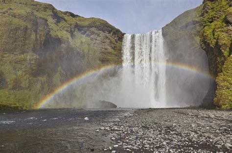 Ein Permanenter Regenbogen In Der Gischt Der Wasserfälle Skogafoss Wasserfälle Bei Vik