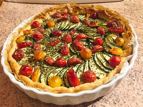 Recette de Tarte aux courgettes tomates lardons et mousse de chèvre