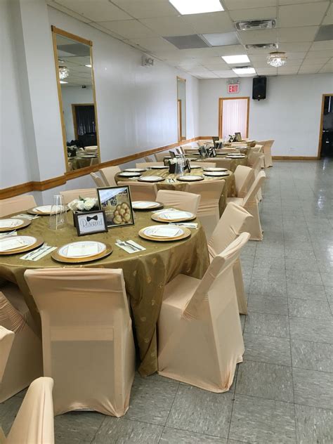 Henriksdal is probably our most comfortable chair! Champagne chair covers with brown tablecloths with gold ...