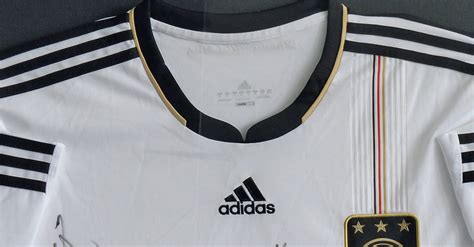 Wir haben offizielle deutschland trikots, dfb auswärtstrikot 2021 und shirts für alle fans. Das DFB-Team unterschrieb ein Original WM-Trikot von 2010