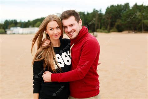 Free Photo Man With Red Sweatshirt Hugging His Girlfriend On The Beach