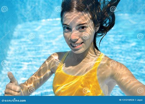 Het Meisje Zwemt In Zwembad Onderwater Duikt De Gelukkige Actieve Tiener En Heeft Pret Onder