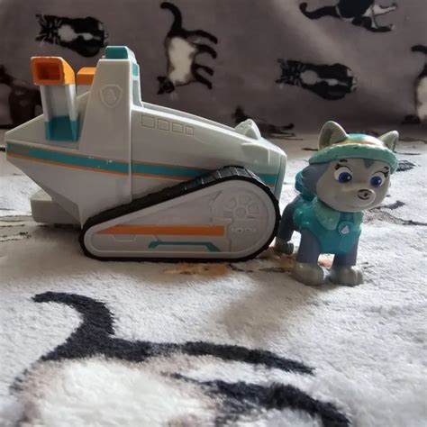 Paw Patrol Everests Snow Plough Vehicle With Skye Collectible Figure