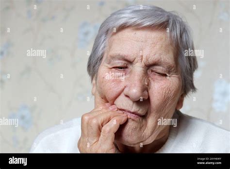Mujer Anciana Que Sostiene Su Mejilla Mujer Con Cabello Gris Que Sufre