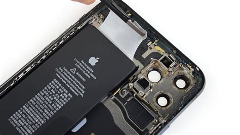 In a video today from youtuber dchannel we've got an early teardown of the iphone 11 pro max that shows off the internals of the new device. iPhone 11 Pro van binnen: grote accu, kleine sneetjes en meer