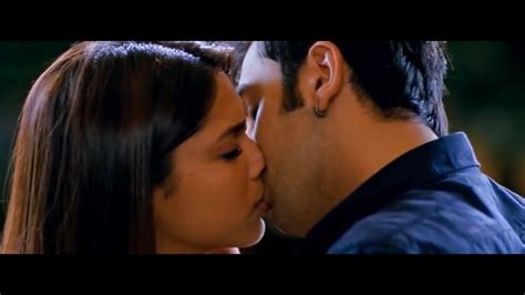ranbir kapoor and deepika padukone most popular kiss scene from ye jawaani hai diwaani moviie