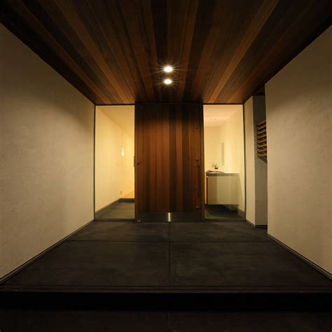 House With The Bath Of Bird Sakurayama Architect Design モダンな 窓andドア Homify