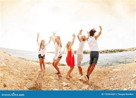 Années De L adolescence Joyeuses Dansant Et Sautant Au Bord De La Mer