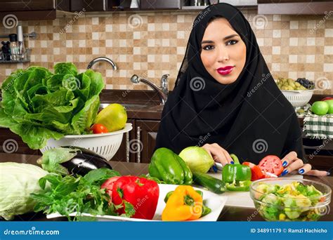 Veggies F R Hijab F R Arabisk Kvinna B Rande Bitande I K Ket