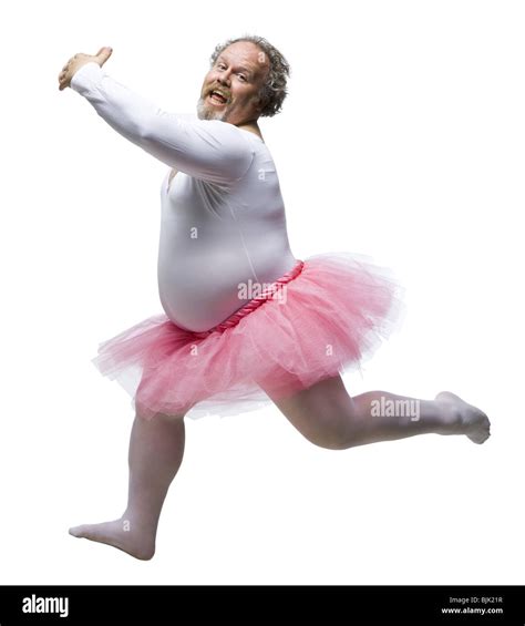 Übergewichtiger mann in ballerina tutu lächeln und tanzen stockfotografie alamy