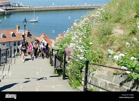 Whitby Yorkshire Uk 25 June 2018 Young Tourists Climbing 199 Stairs