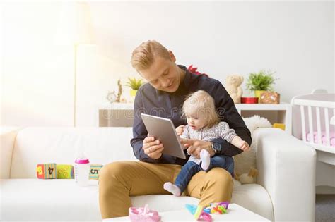Algunos requieren dibujar, explicar historias ¿de qué se trata? Juegos Que Se Juegan En Familia : Muchachos Felices Que ...
