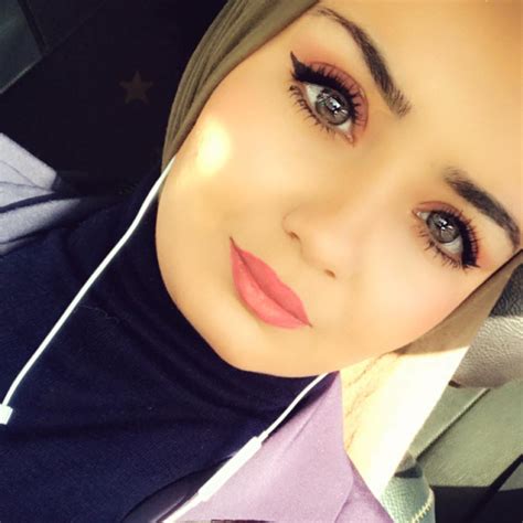 السيرة الذاتية هي بابك للحصول على مقابلة العمل وهي عنوانك ومن يتحدث عنك فى غيابك للتعريف عنك وعن امكانياتك ومهارتك لذا متى استخدم السيرة الذاتية ؟ فى الغالب الاعمال التى تعتمد على العلوم التطبيقية كالطب او العلوم الاكاديمية مثل اساتذة الجامعة والادباء. الاعلامية الجزائرية إيمان بوجملين - السيرة الذاتية ...