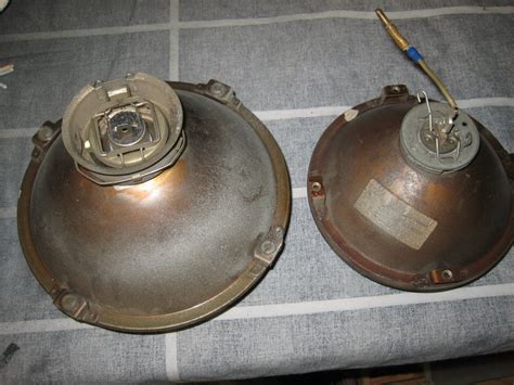 A headlamp is a lamp attached to the front of a vehicle to illuminate the road ahead. Aufkleber Scheinwerfer und Zusatzscheinwerfer ...