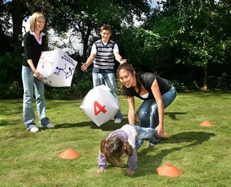 Juegos al aire libre para adultos. El juego desarrolla las habilidades de aprendizaje. - Educando con Alegría