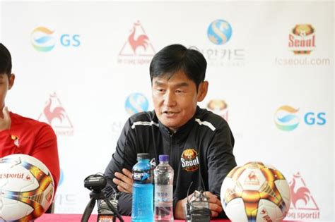 May 16, 2021 · 며칠간 섬에서 지내는 tv프로 저녁 준비를 위해 안정환은 형들에게 생선손질 부탁하고 불피우고 그럼형들이 안정환이 너무 시킨다 막 투털대던 중 안정환은 최용수에게 채소씻어달라함칼든 최용수 반응ㅋㅋㅋㅋㅋㅋㅋ ㅈㄴ살벌ㅋㅋㅋㅋ결국 안정환이 씻음ㅋㅋㅋㅋ추가) 안정환에게 연락하지. '무서운 신인감독' 김남일에 최용수 "내겐 10년 경험"-국민일보