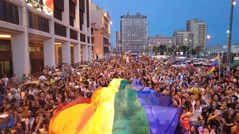 Scambia Un Corteo Per Foto Di Nudo Facebook Censura Il Sardegna Pride