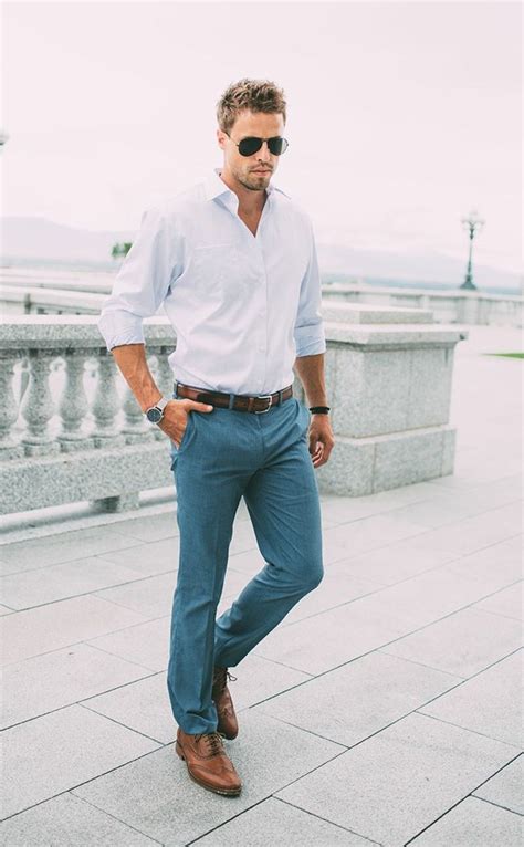 Dresscode Casual Chic Ideen Zum Anziehen Mann Blaue Hose Weißes Hemd