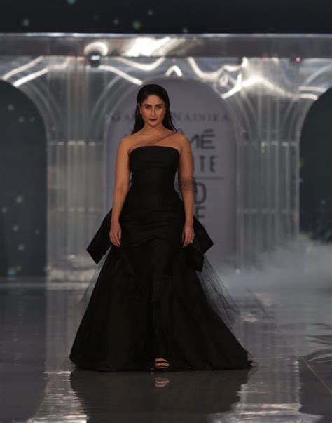 Kareena Kapoor Khan Is Beauty In Black At Lakme Fashion Week Wf Grand Finale Entertainment