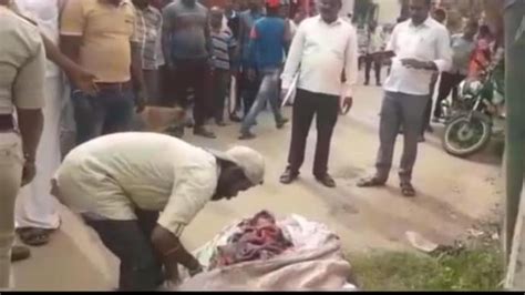 Poor Ragpicker Carries Wifes Body In Gunny Bag In Karnatakas