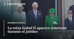 La reina Isabel II aparece sonriente en el balcón en las celebraciones del Jubileo