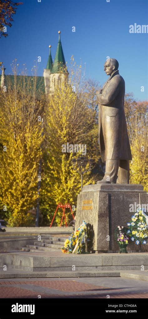 Monument De Stepan Bandera à Lviv Ukraine Photo Stock Alamy