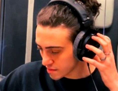 Dopo il liceo classico, segue la sua passione per la musica e si iscrive ai. Michele Bravi - Biografieppiu